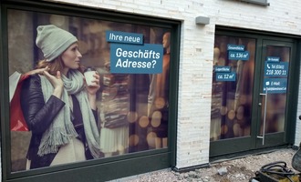 Bild - Die Ladenfläche 'Domstrasse 1' erhält Schaufensterbeklebung